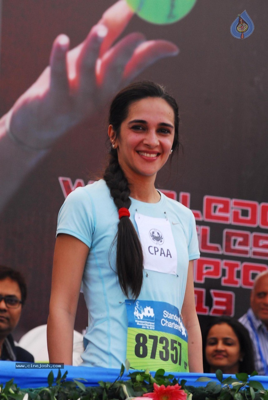 Celebs at Standard Chartered Mumbai Marathon 2015 - 36 / 60 photos