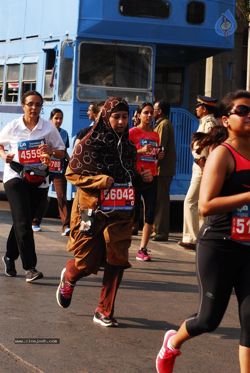 Celebs at Standard Chartered Mumbai Marathon 2015 - 37 / 60 photos