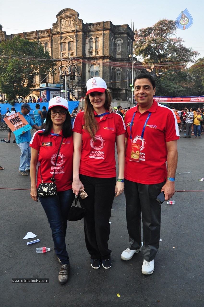 Celebs at Standard Chartered Mumbai Marathon 2015 - 38 / 60 photos