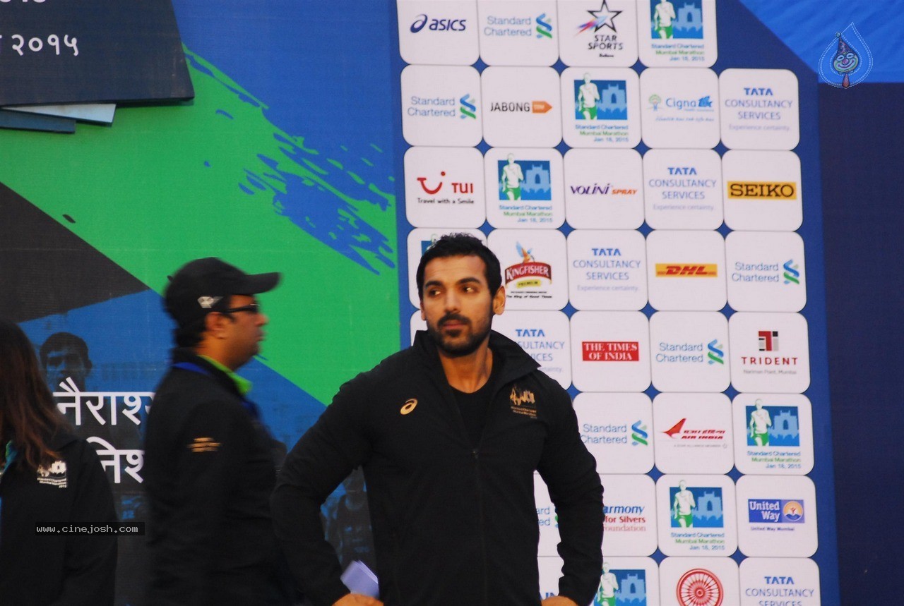 Celebs at Standard Chartered Mumbai Marathon 2015 - 39 / 60 photos
