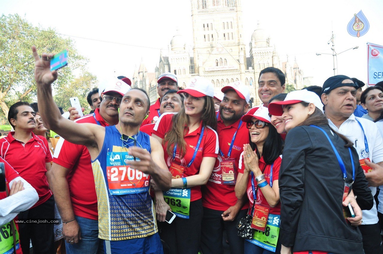 Celebs at Standard Chartered Mumbai Marathon 2015 - 41 / 60 photos