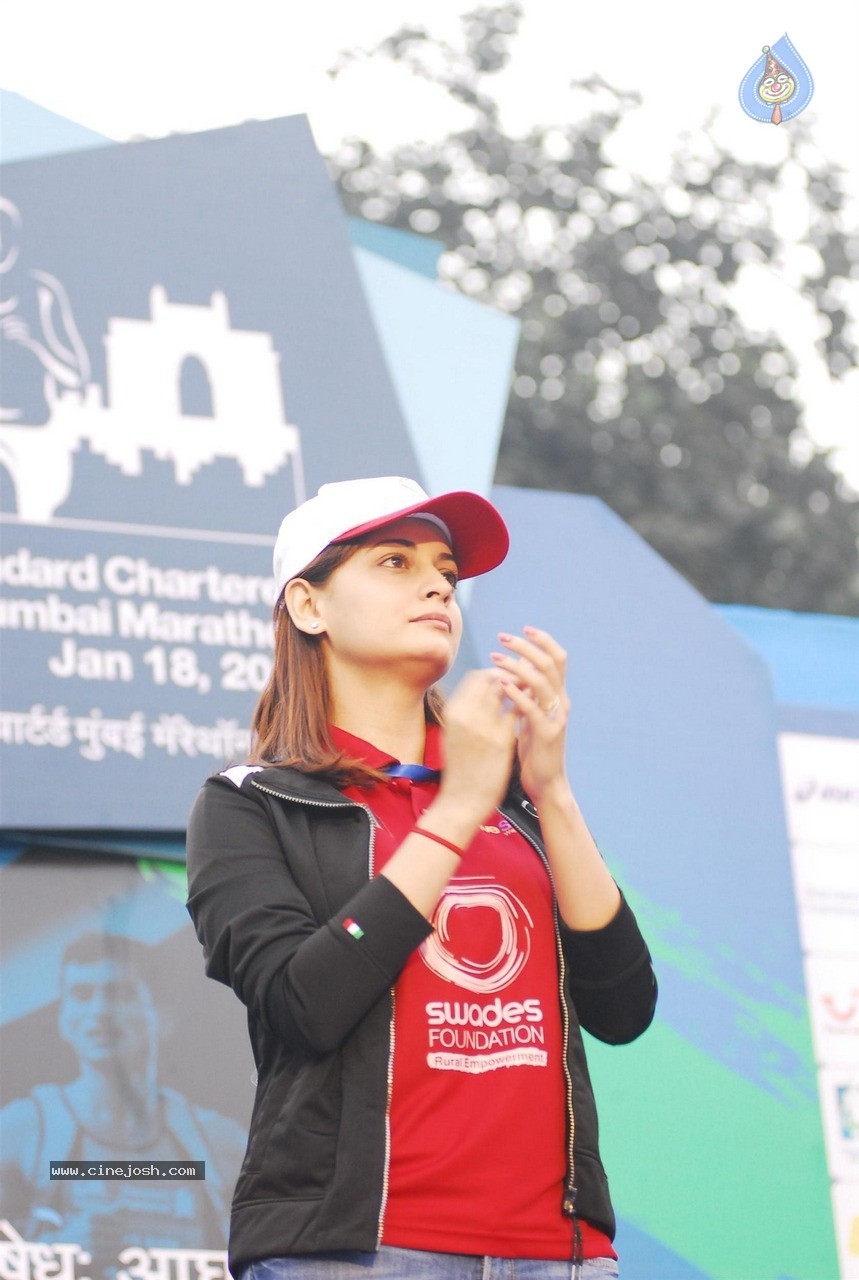 Celebs at Standard Chartered Mumbai Marathon 2015 - 44 / 60 photos