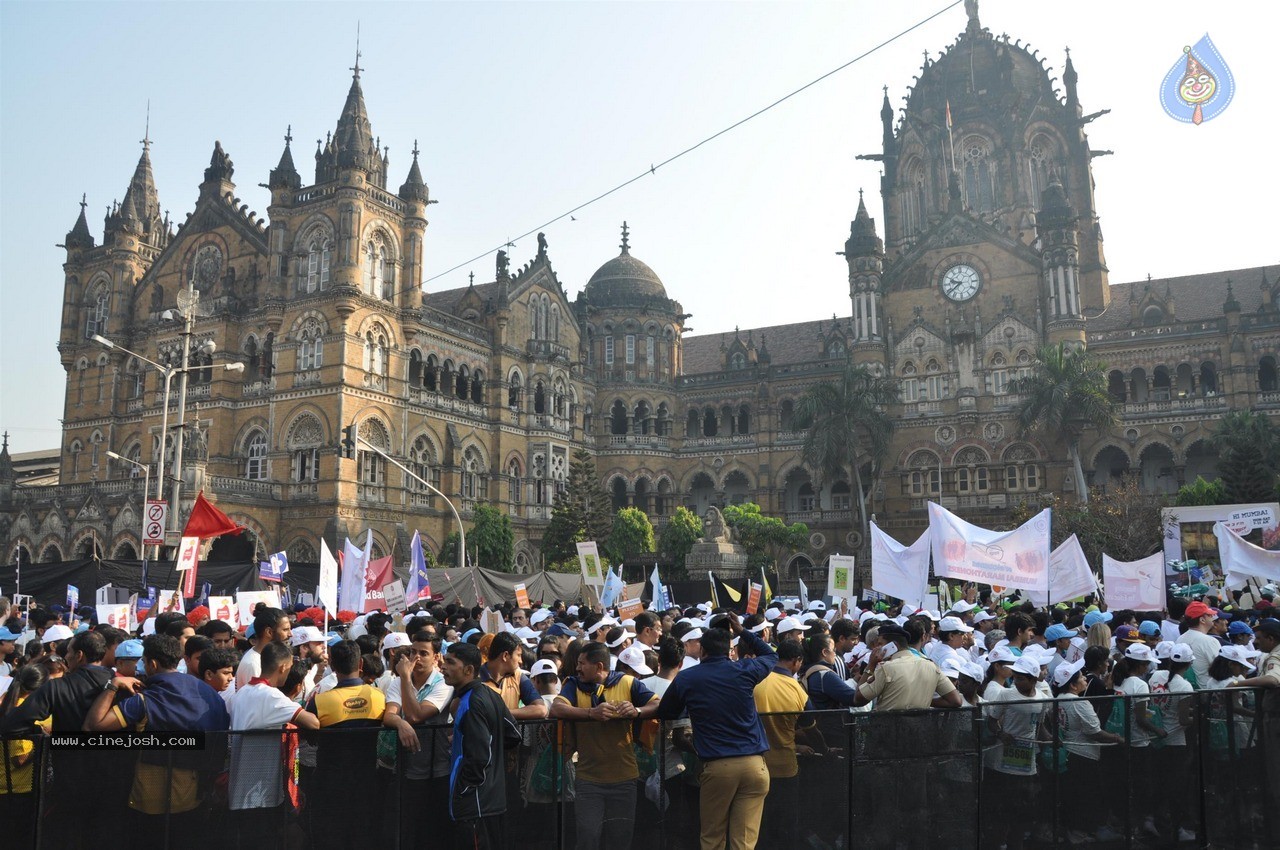 Celebs at Standard Chartered Mumbai Marathon 2015 - 53 / 60 photos