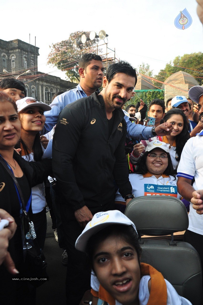 Celebs at Standard Chartered Mumbai Marathon 2015 - 60 / 60 photos