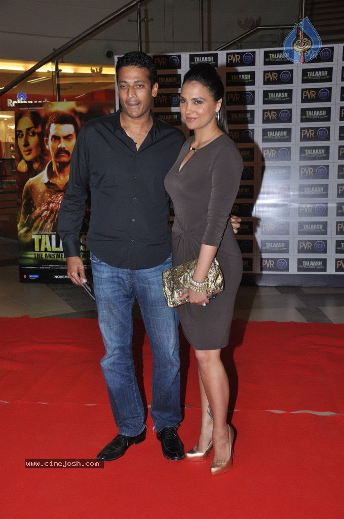 Celebs at Talaash Premiere - 13 / 59 photos