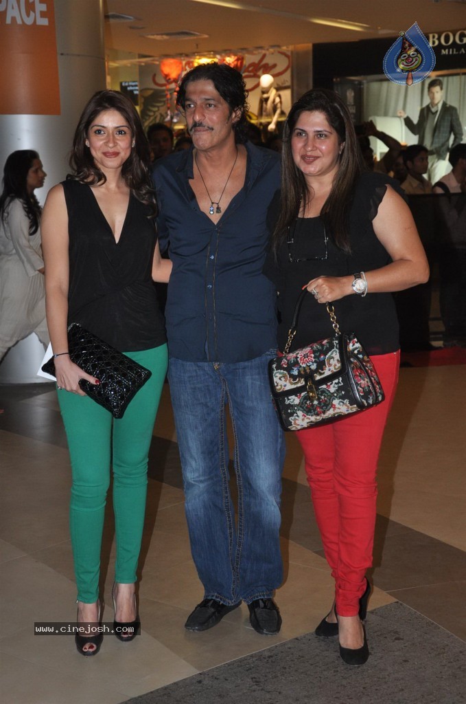 Celebs at Talaash Premiere - 30 / 59 photos