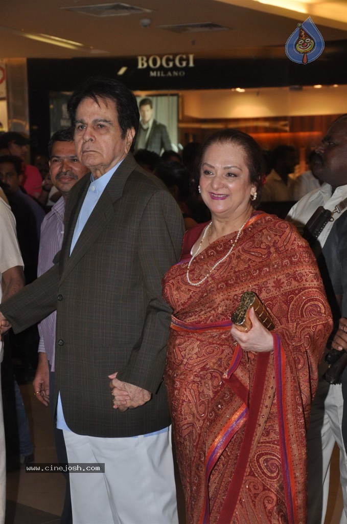 Celebs at Talaash Premiere - 36 / 59 photos