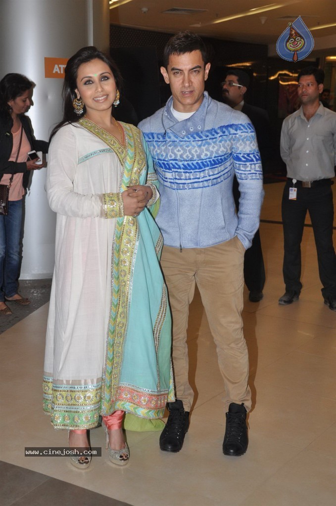 Celebs at Talaash Premiere - 44 / 59 photos