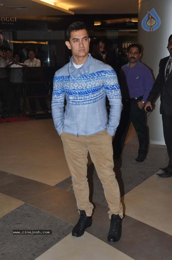 Celebs at Talaash Premiere - 51 / 59 photos