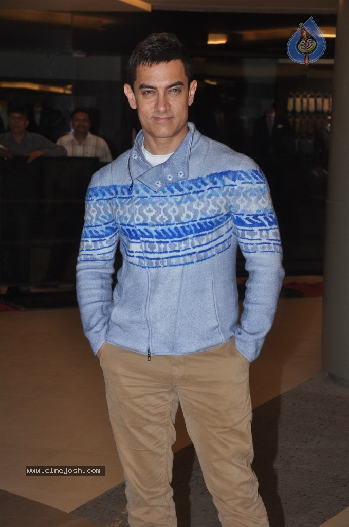 Celebs at Talaash Premiere - 57 / 59 photos