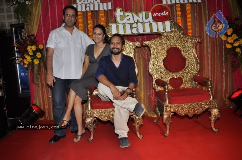 Celebs at Tanu Weds Manu Premiere Show - 19 / 42 photos