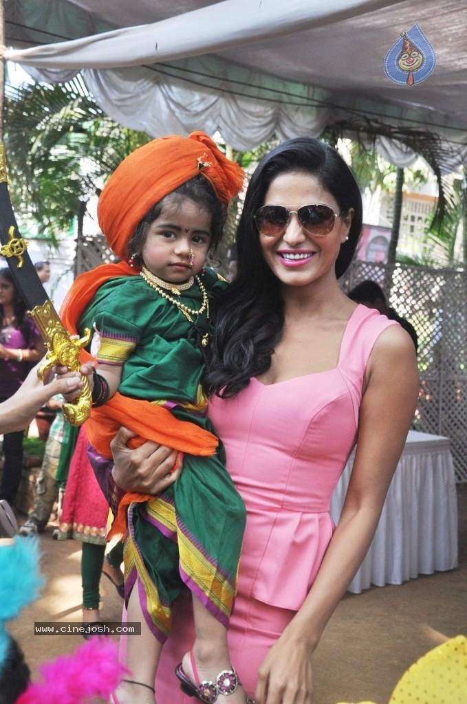 Celebs at The CN Wadia Horse Race Gold Cup - 2 / 26 photos