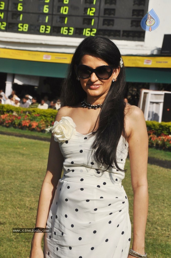Celebs at The CN Wadia Horse Race Gold Cup - 7 / 26 photos