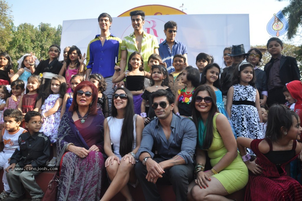 Celebs at The CN Wadia Horse Race Gold Cup - 10 / 26 photos