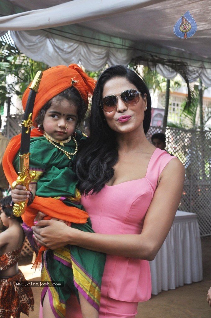 Celebs at The CN Wadia Horse Race Gold Cup - 11 / 26 photos