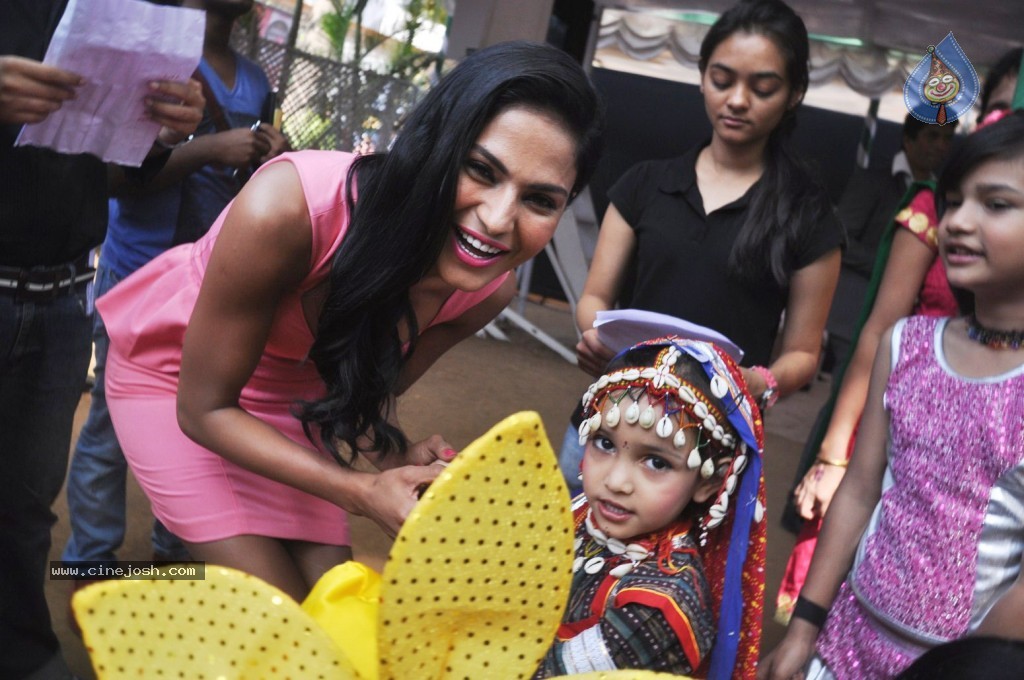 Celebs at The CN Wadia Horse Race Gold Cup - 16 / 26 photos