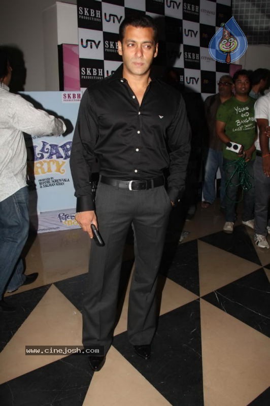 Celebs at The Premiere of Chillar Party - 24 / 42 photos