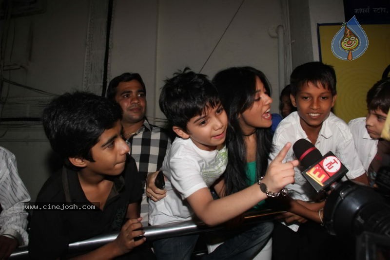 Celebs at The Premiere of Chillar Party - 28 / 42 photos