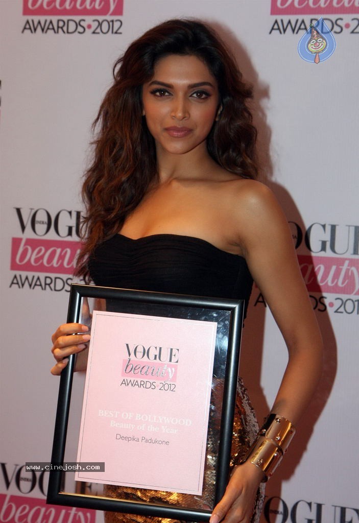 Celebs at Vogue Beauty Awards 2012 - 1 / 27 photos