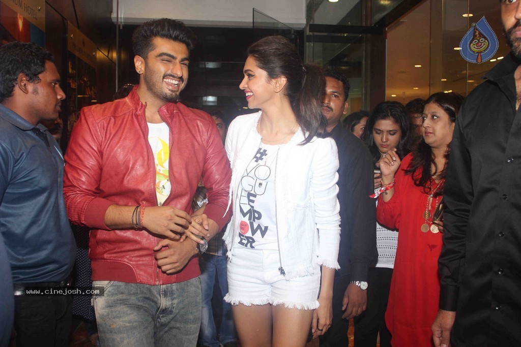 Celebs at Vogue Fashion Night Out 2014 - 12 / 26 photos