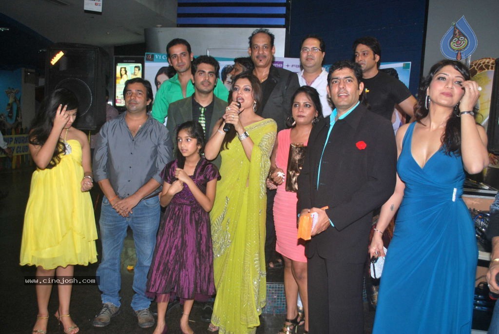 Celebs at Yeh Dooriyan Movie Premiere - 4 / 24 photos