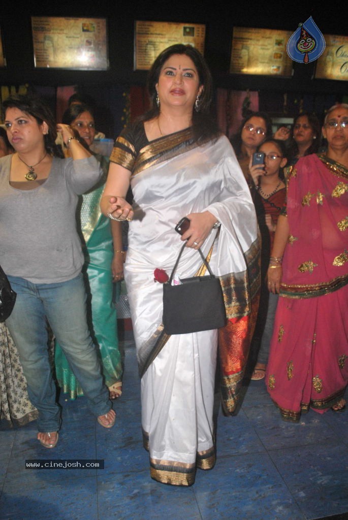 Celebs at Yeh Dooriyan Movie Premiere - 18 / 24 photos