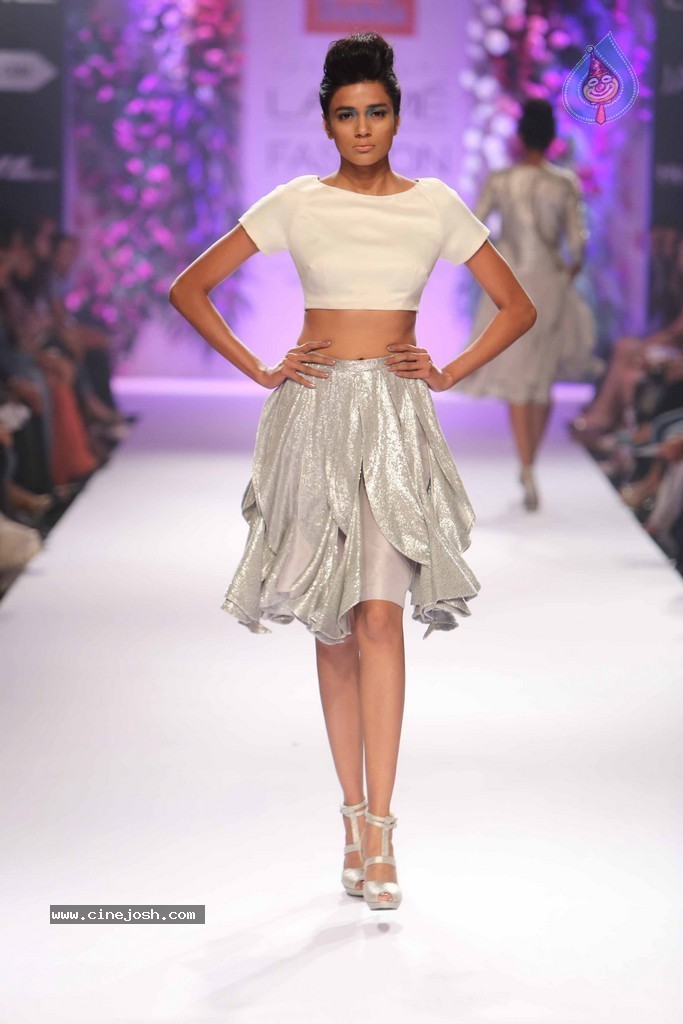 Celebs n Models Walks the Ramp at LFW 2014 - 52 / 110 photos
