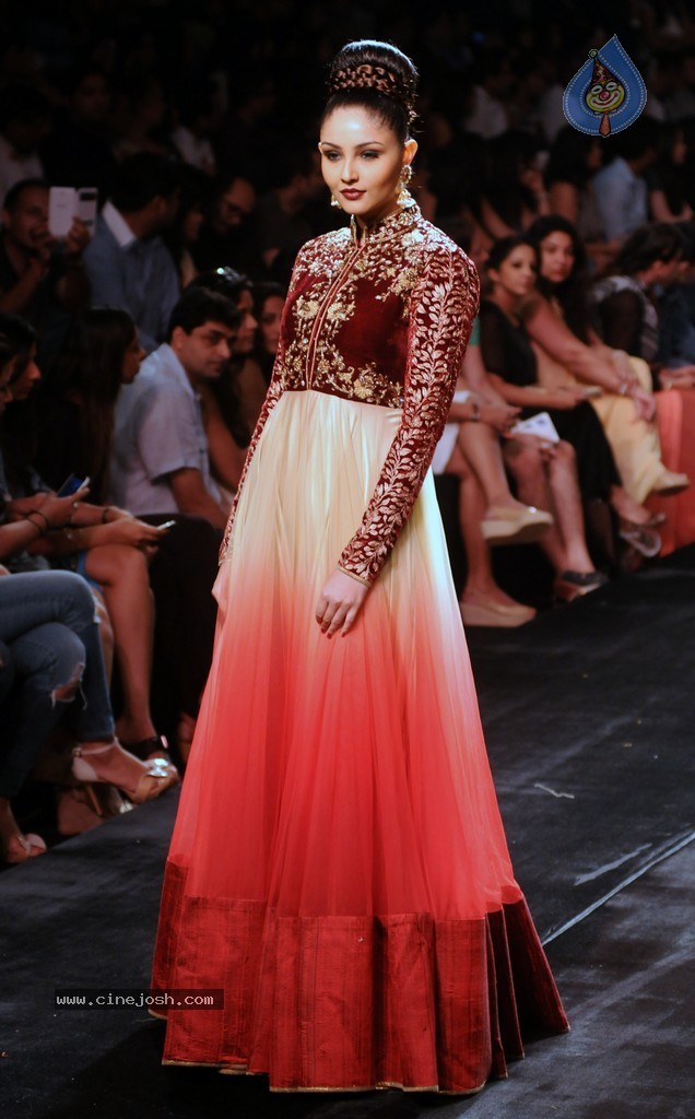 Celebs n Models Walks the Ramp at LFW 2014 - 53 / 110 photos