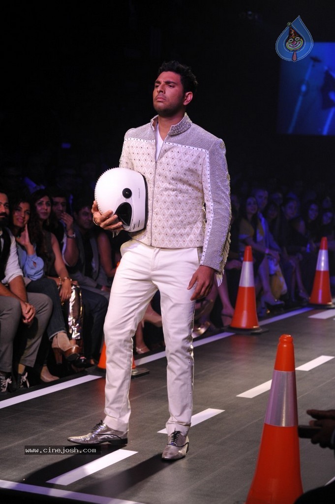 Celebs n Models Walks the Ramp at LFW 2014 - 55 / 110 photos