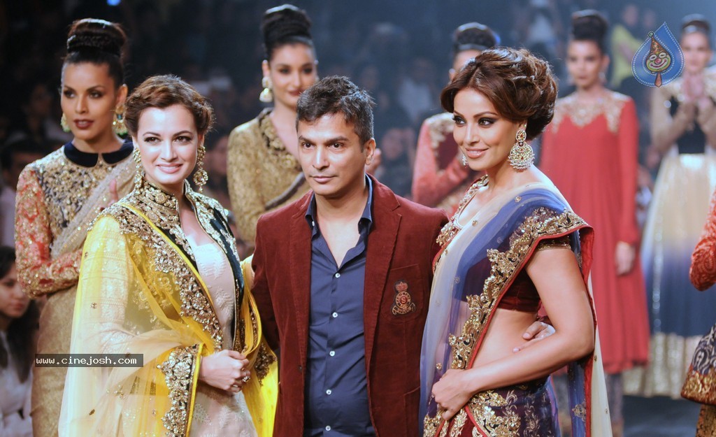 Celebs n Models Walks the Ramp at LFW 2014 - 58 / 110 photos