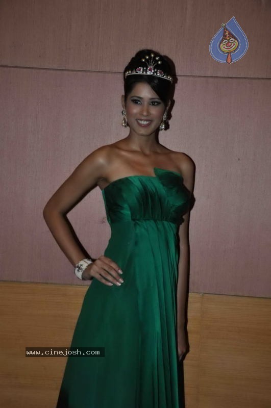 Celebs Walk the Ramp at IIJW 2011 Fashion Show Day 2 - 80 / 113 photos