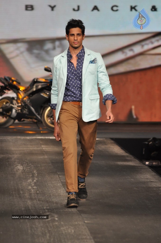 Celebs Walk the Ramp at the Allure Fashion Show - 30 / 45 photos