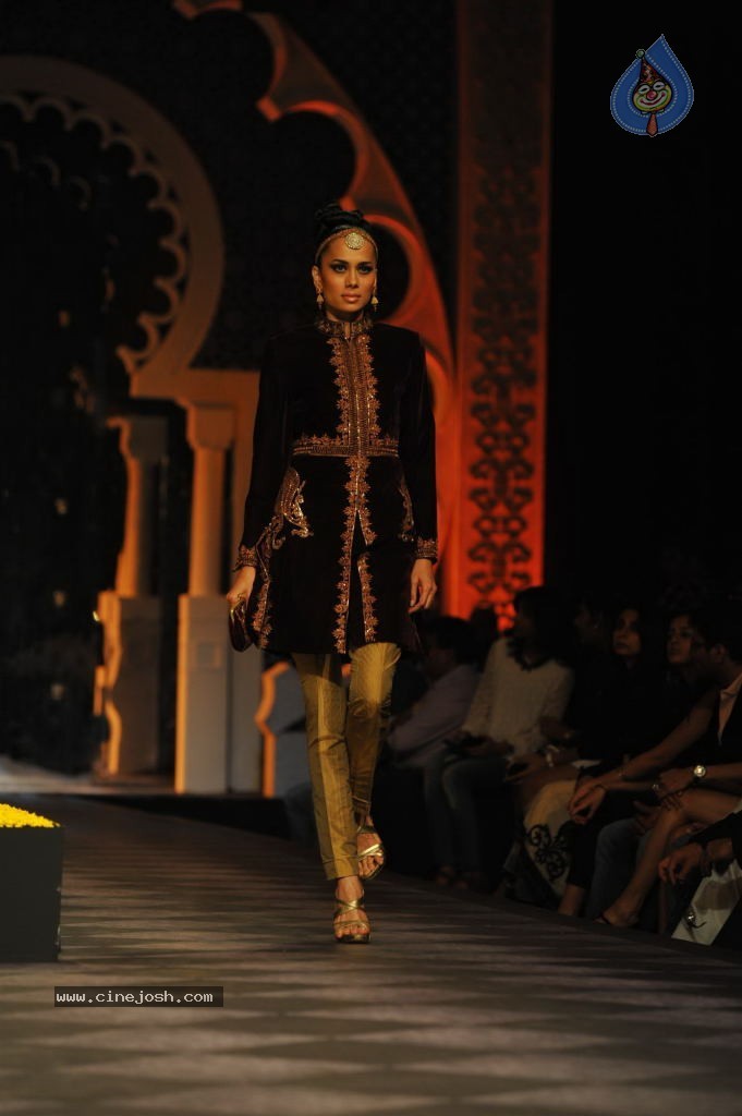 Celebs Walks the Ramp at AVIBW 2013 - 4 / 152 photos