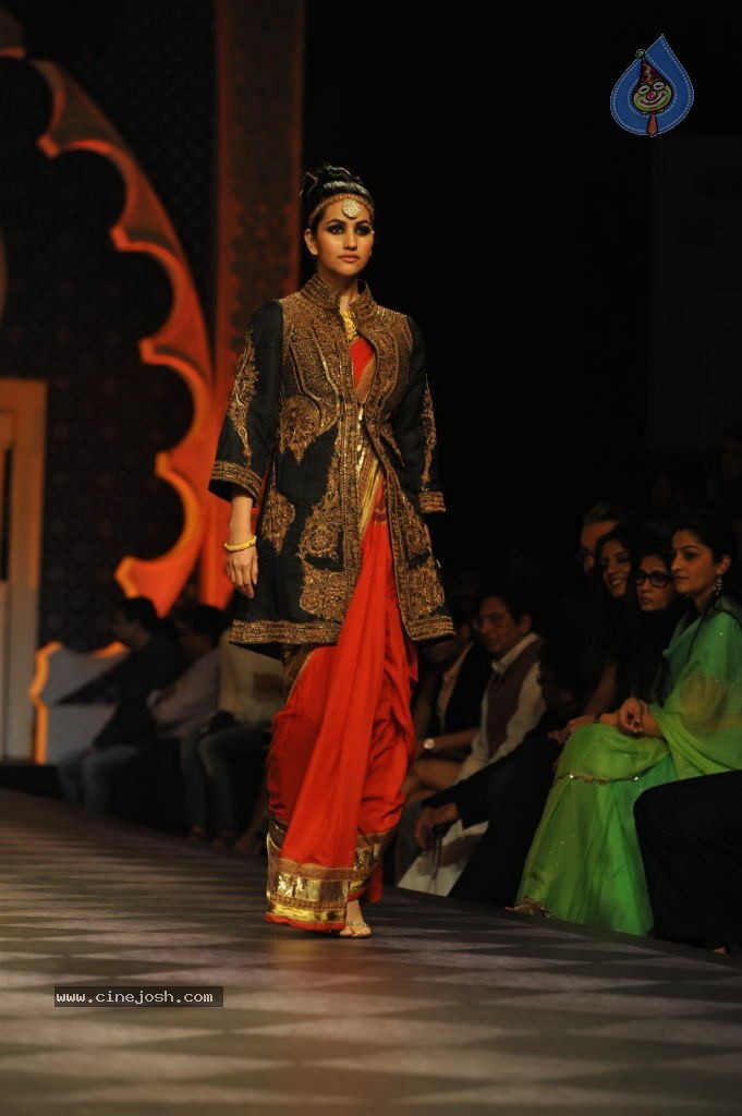 Celebs Walks the Ramp at AVIBW 2013 - 12 / 152 photos
