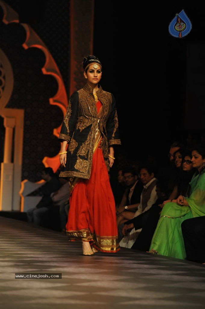 Celebs Walks the Ramp at AVIBW 2013 - 75 / 152 photos
