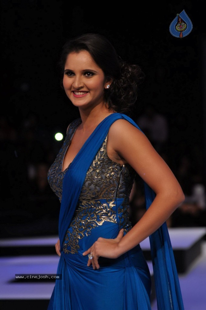 Celebs Walks The Ramp at BPFT Show - 79 / 197 photos