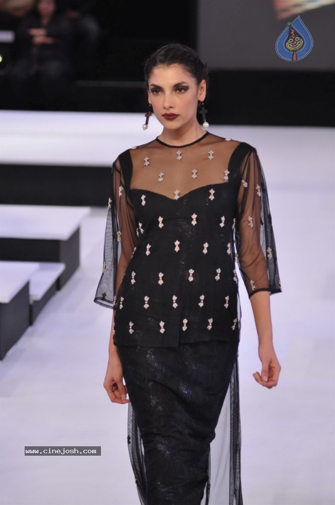 Celebs Walks The Ramp at BPFT Show - 111 / 197 photos