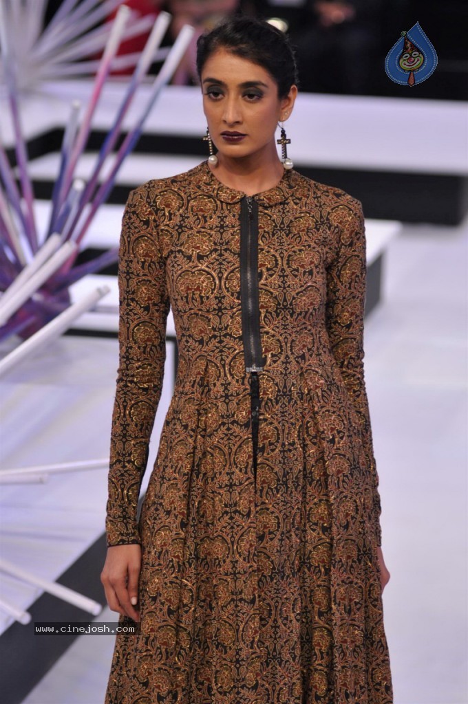 Celebs Walks The Ramp at BPFT Show - 137 / 197 photos