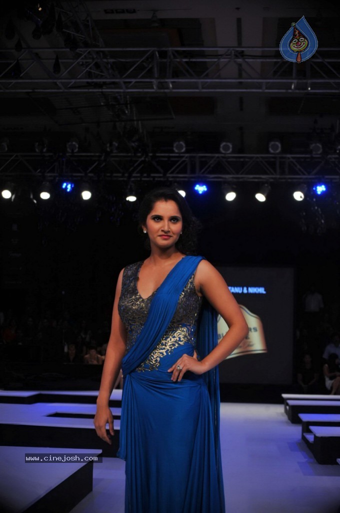 Celebs Walks The Ramp at BPFT Show - 146 / 197 photos