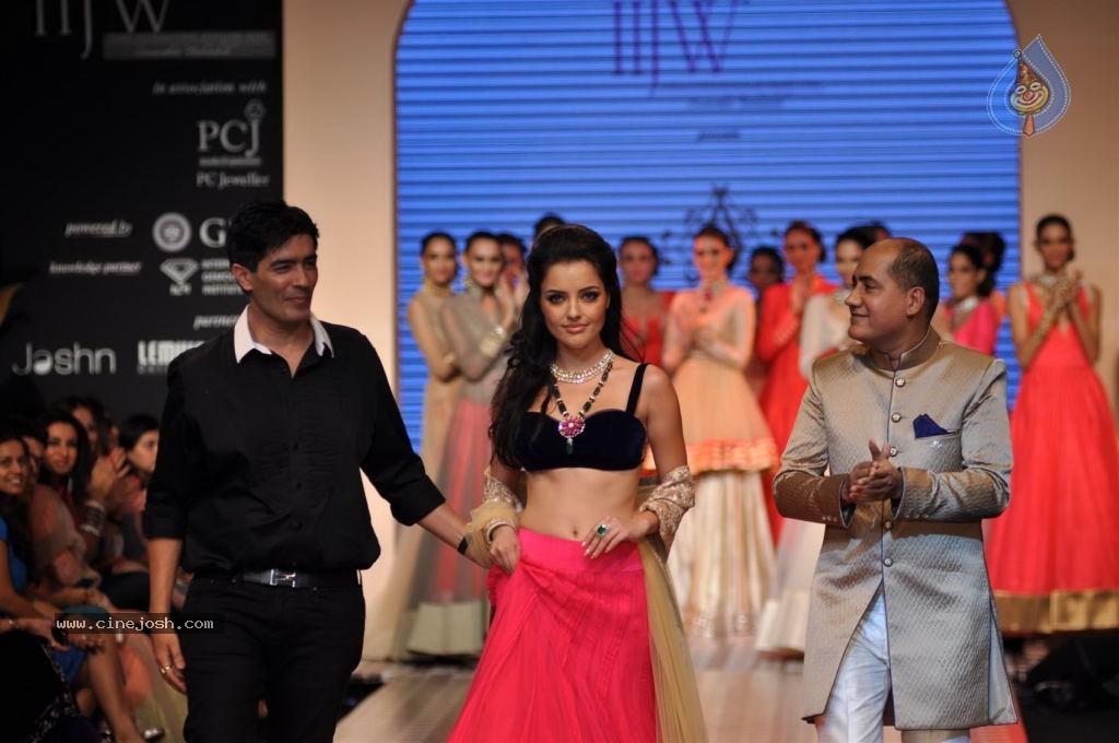 Celebs Walks the Ramp at IIJW 2012 - 149 / 297 photos