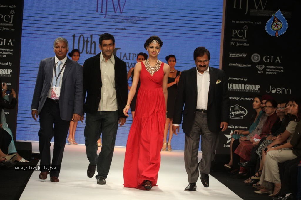 Celebs Walks the Ramp at IIJW 2012 - 169 / 297 photos