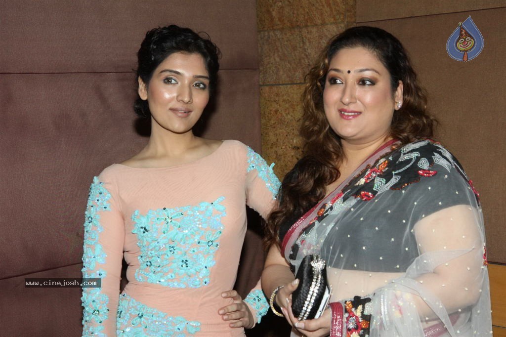 Celebs Walks the Ramp at IIJW 2012 - 245 / 297 photos