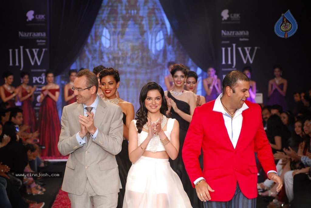 Celebs Walks the Ramp at IIJW 2014 Set 1 - 3 / 235 photos