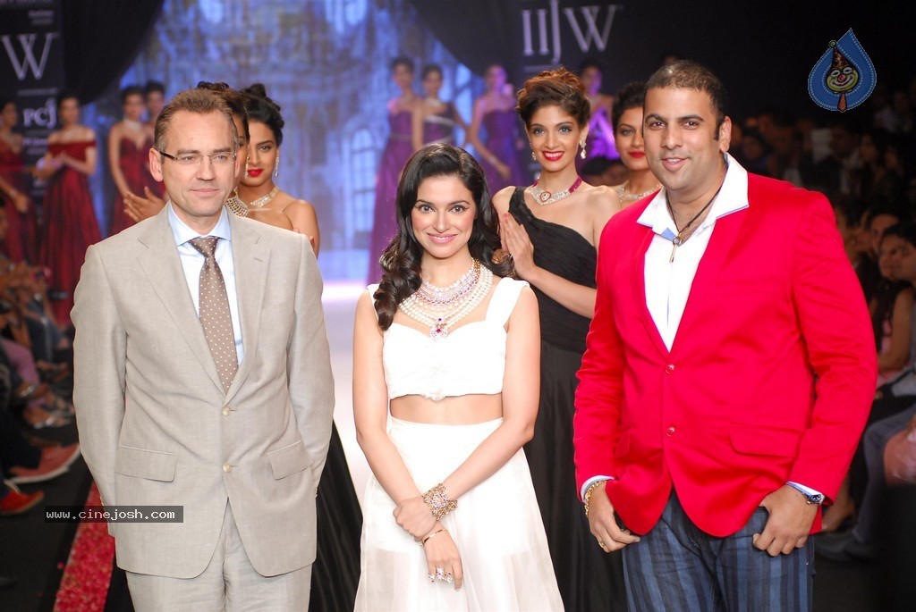 Celebs Walks the Ramp at IIJW 2014 Set 1 - 233 / 235 photos