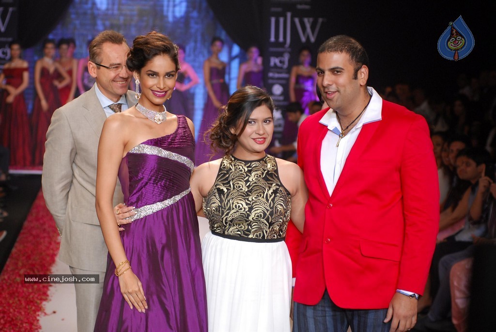 Celebs Walks the Ramp at IIJW 2014 Set 1 - 234 / 235 photos
