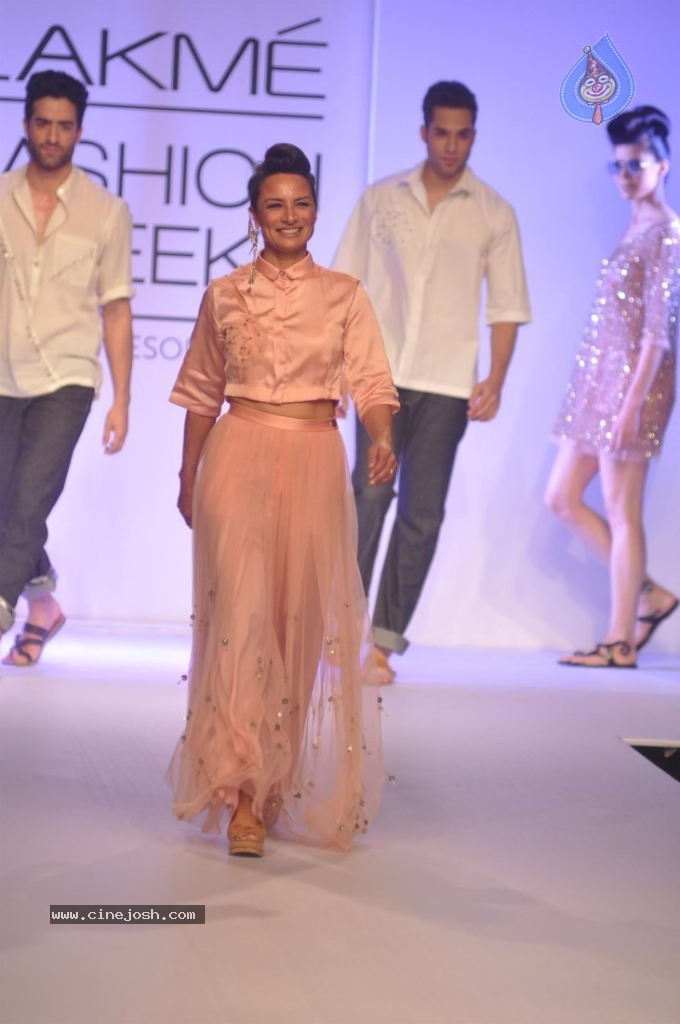 Celebs Walks the Ramp at LFW 2014 Day 2 - 31 / 113 photos
