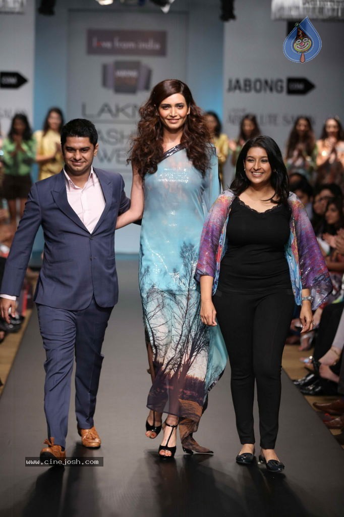 Celebs Walks the Ramp at LFW 2014 Day 2 - 44 / 113 photos