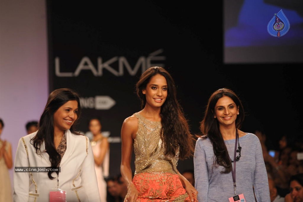 Celebs Walks the Ramp at LFW 2014 Day 2 - 55 / 113 photos
