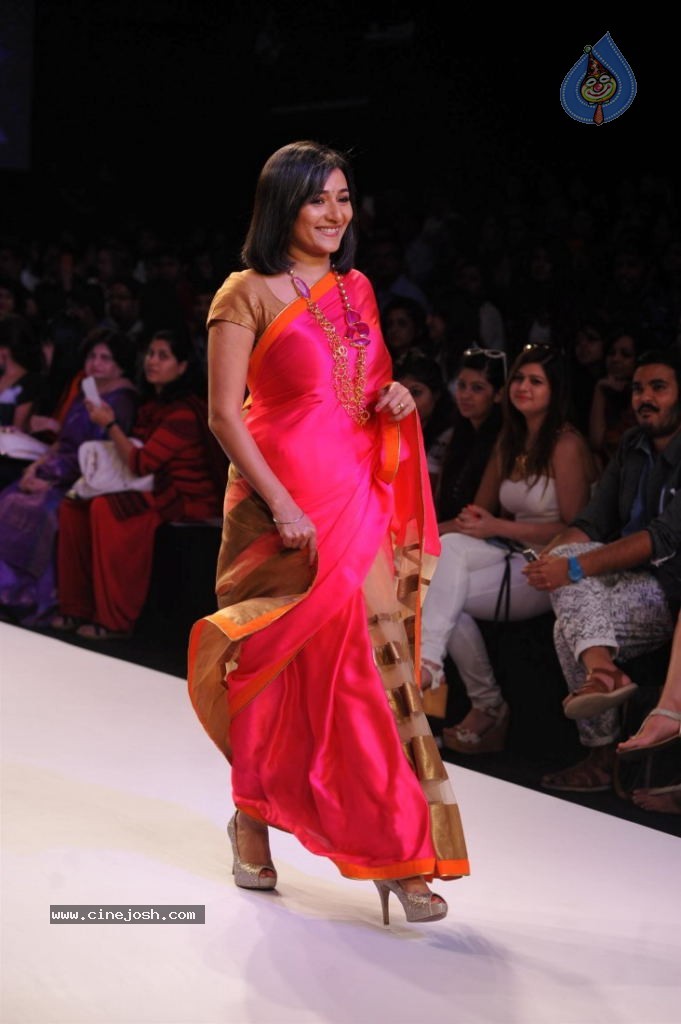 Celebs Walks the Ramp at LFW 2014 Day 2 - 101 / 113 photos