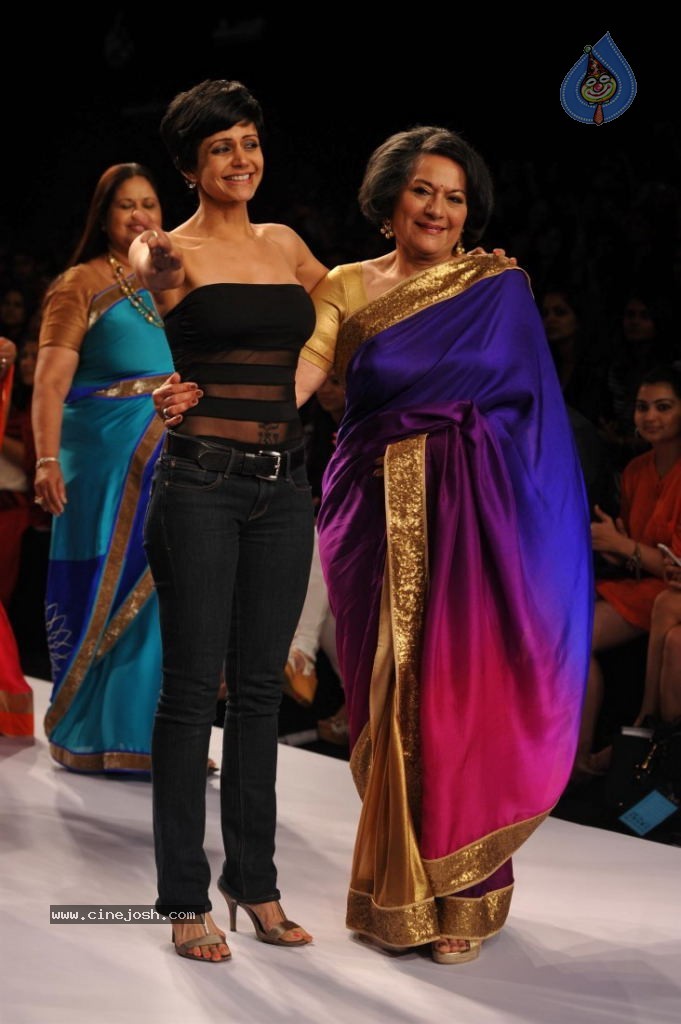Celebs Walks the Ramp at LFW 2014 Day 2 - 107 / 113 photos